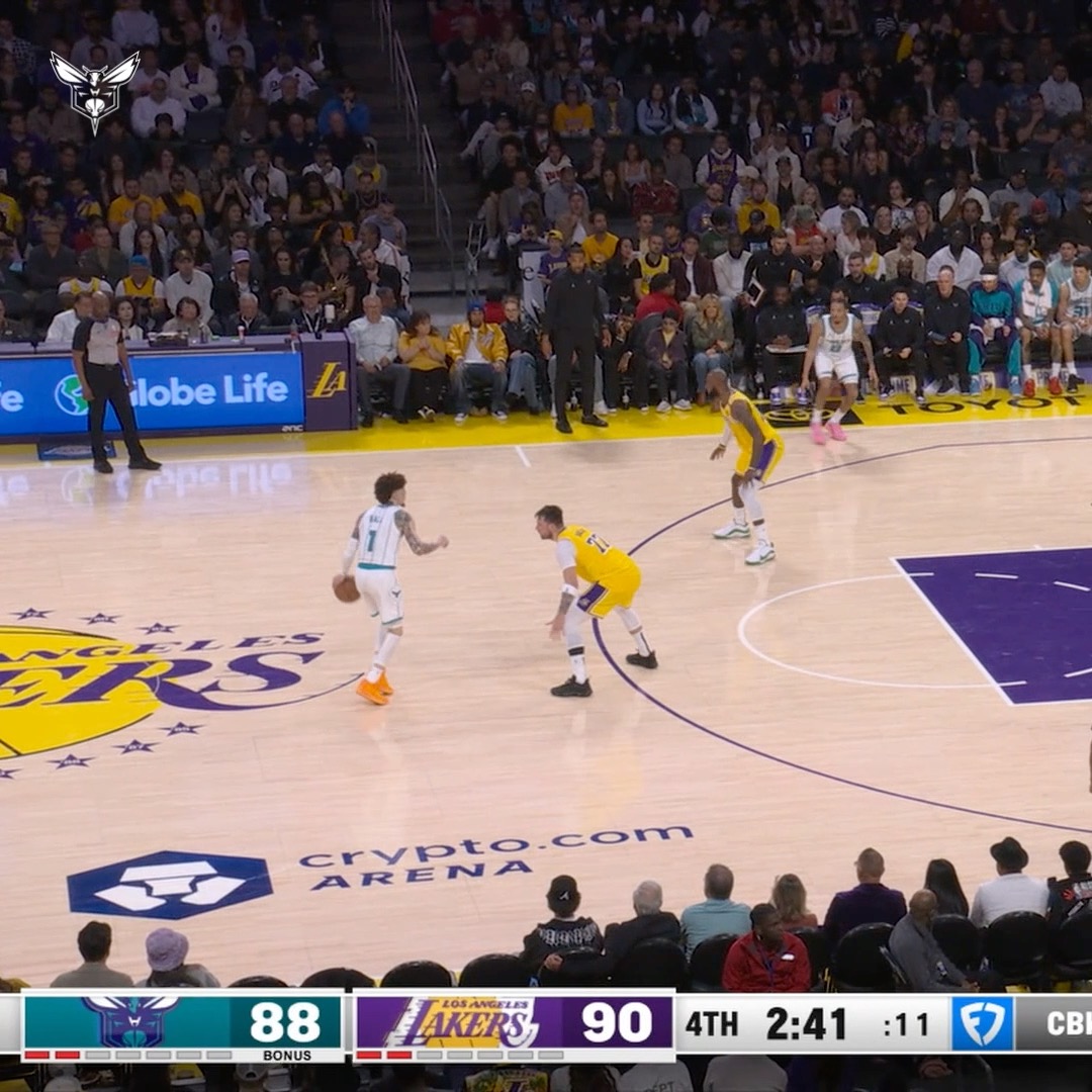 LA traffic ain't got nothing on this duo Melo x @MarkWi1liams | 📹 Hornets On FanDuel Sports Network