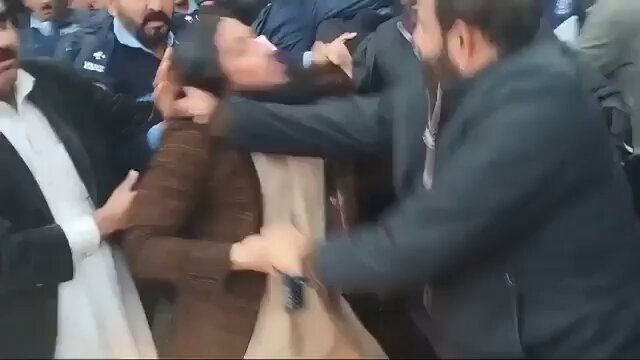 آپ سوچ رہے ہونگے یہ کہیں غزہ یا کشمیر ہے جہاں اسرائیل فورسز یا بھارتی پولیس ایک شریف انسان کو بالوں سے نوچ کر گھسیٹ رہی ہے۔ نہیں بھائی یہ اسلام آباد ہے اور اپکے اور میرے ٹیکس سے پلنے والے سو کالڈ محافظ ہے ۔۔جو اپنے جائز مطالبات کے حق احتجاج کرنے والے سرکاری ملازمین سے غیر انسانی سلوک، بالوں سے پکڑ کر سڑک پر گھسیٹ رہے ہیں ۔یاد رکھنا یہ ظلم و جبر یہ فسطائیت آصف زرداری نواز شریف اور ان کے لانے والوں کا پیچھا ضرور کریگی۔۔۔