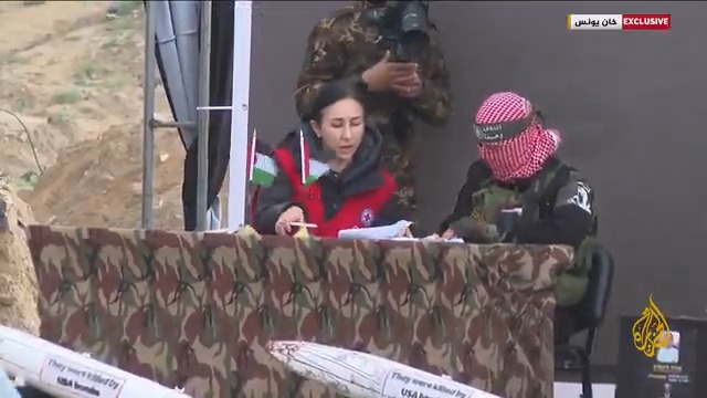 مراسم التوقيع على عملية تسليم كتائب القسام لجثامين 4 أسرى إسرائيليين إلى الصليب الأحمر في خان يونس جنوبي قطاع #غزة #الأخبار #حرب_غزة