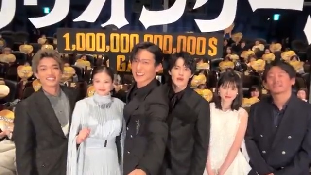【🎥】 劇場版『#トリリオンゲーム』 初日舞台挨拶にて撮影した 自撮り映像を公開✨ 初日舞台挨拶をご覧いただいた皆様、 ありがとうございました!! 引き続き映画館でお楽しみください💝 🎬大ヒット上映中 #目黒蓮 #佐野勇斗 #今田美桜 #福本莉子 #原嘉孝 #村尾嘉昭 監督