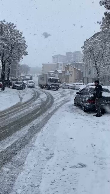 Birinci görsel Pendik Belediyesi (Pendik Belediyesi 🇹🇷) sorumluluğundaki Aydos Dağ Yolları İkinci görsel İBB sorumluluğundaki Çınardere Mahallesi Olimpiyat Caddesi AK Parti belediyeciliği ile diğerleri arasındaki fark bu: Niyeti hizmet olan dağ yolunu dahi açabiliyorken diğeri şehrin içine müdahale edemiyor.