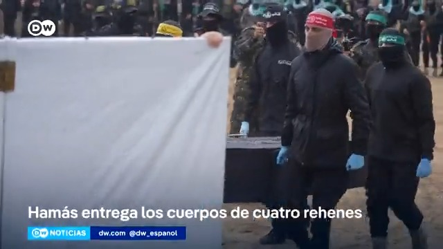 #Hamás entrega los cuerpos de cuatro rehenes secuestrados Es la primera vez que la milicia islamista devuelve los restos de rehenes fallecidos. Hamás, considerada terrorista por la UE y Estados Unidos, se ha comprometido a liberar al resto de rehenes que permanecen en #Gaza durante la segunda fase de la tregua. /es