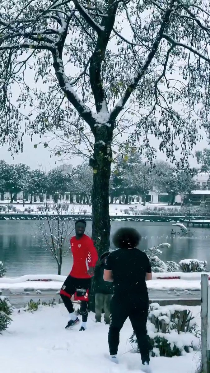Kingsley’nin kar keyfi! ❄️ #Samsunspor #KingsleySchindler