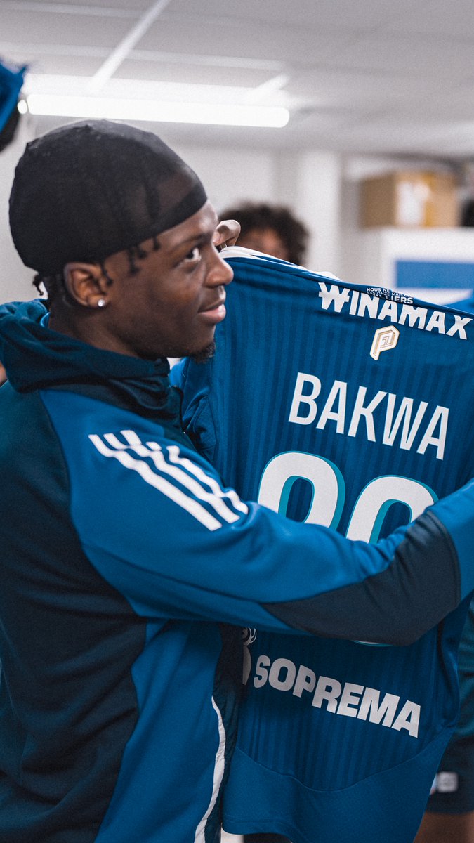 🥇🤩 𝐓𝐨𝐩 𝐩𝐚𝐬𝐬𝐞𝐮𝐫 ! 🎯 Dilane Bakwa découvre le maillot floqué du patch de 𝗺𝗲𝗶𝗹𝗹𝗲𝘂𝗿 𝗽𝗮𝘀𝘀𝗲𝘂𝗿 de Ligue 1 McDonald's qu'il portera ce dimanche face à Brest ! #Ligue1McDonalds