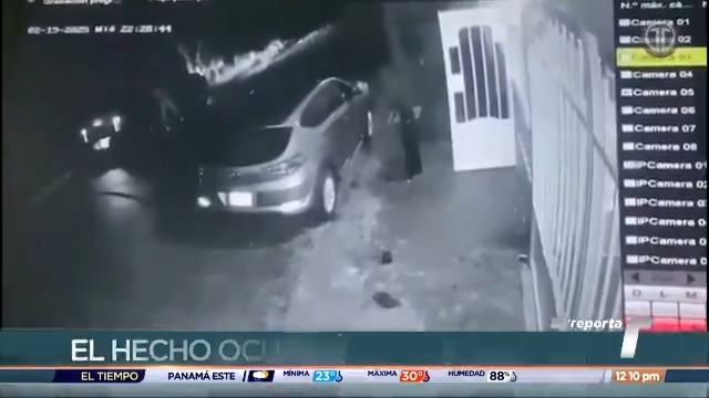 Anoche en Arraiján una joven de 23 años fue privada de su libertad por cuatro sujetos al momento en el que llegaba a su residencia. Al escuchar los gritos, su papá y su mamá salieron pero fueron amenazados por los sujetos. Todo quedó captado por las cámaras de seguridad. La víctima es Dayra Caicedo, estudiante de Derecho. "La tristeza que tengo es que se me la llevaron frente a mis ojos y no pude hacer nada", expresó la madre de Dayra. Su familia pide colaboración con información sobre su paradero o de los involucrados. Pueden comunicarse al 6746-4896 o al 6861-5274.