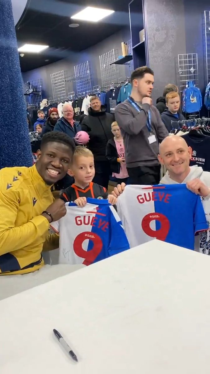 You turned out in your numbers to meet Makhtar Gueye at the Roverstore today! And our number 9⃣ absolutely loved it 🥰 #Rovers 🔵⚪️