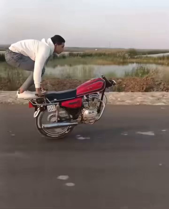 الشبح ده هيقع و يحصله شرخ بالجمجمه وأبوه هيزعق في الاستقبال ازاي مفيش سرير فاضيو أمه تقول حرام عليكم معندكمش رحمه و اخوه الكبير هيطلع مطوة و يتخانق مع دكتور النبطشيياااريت بدل دا كله ربي ابنك 🌝🩴