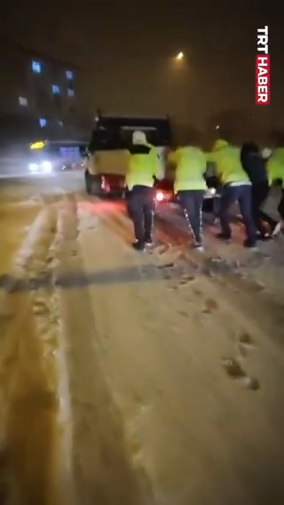 Van Erciş'te yolda kalan sürücülerin yardımına polisler yetişti.