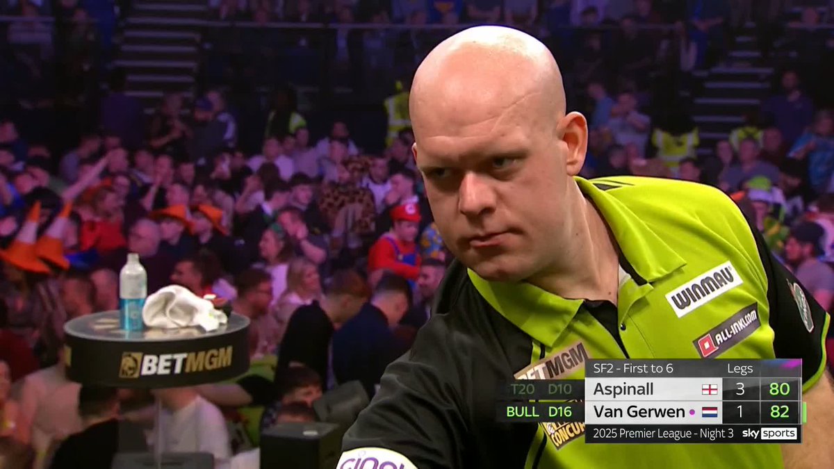WHAT A DART! Nathan Aspinall finds a crucial last dart D5 to go 4-1 up against Michael van Gerwen! 📺 #PLDarts25