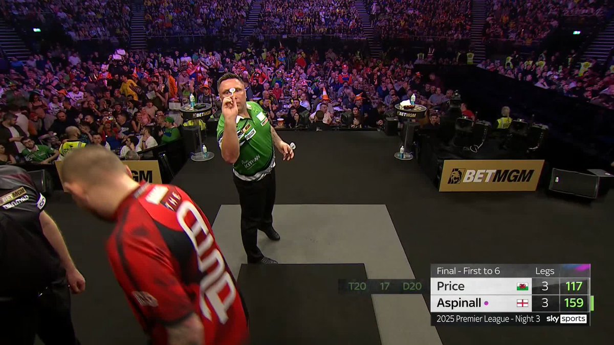 ICEMAN CLOSING IN! Gerwyn Price moves two legs away from the Dublin title as he takes a 4-3 lead over Nathan Aspinall! 📺 #PLDarts25