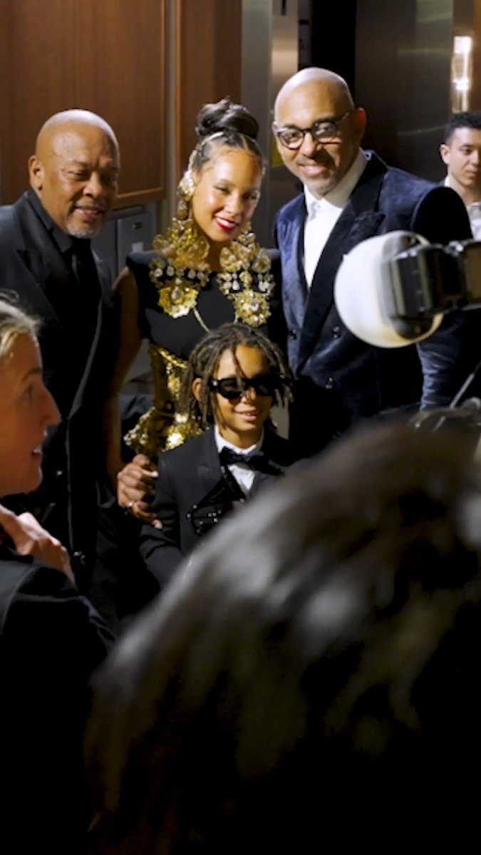 “DEI is not a threat, it’s a gift — and the more voices, the more powerful the sound.” 🎵 In a historic moment at the 2025 #GRAMMYs, Alicia Keys became the first woman to receive the prestigious Dr. Dre Global Impact Award. During her acceptance speech, the 17-time GRAMMY winner delivered a powerful message that resonated throughout the audience. 🖤 Keys, founder of She Is The Music, spoke movingly about finally feeling “seen” by her fellow producers. She also expressed profound gratitude to Dr. Dre for his pioneering work in breaking down barriers for underrepresented producers and artists in the music industry.