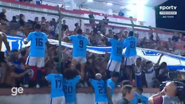 Jogadores do Olaria comemoram com a torcida. O time carioca bateu o ABC por 1 a 0 e avançou pela primeira vez à segunda fase da Copa do Brasil.