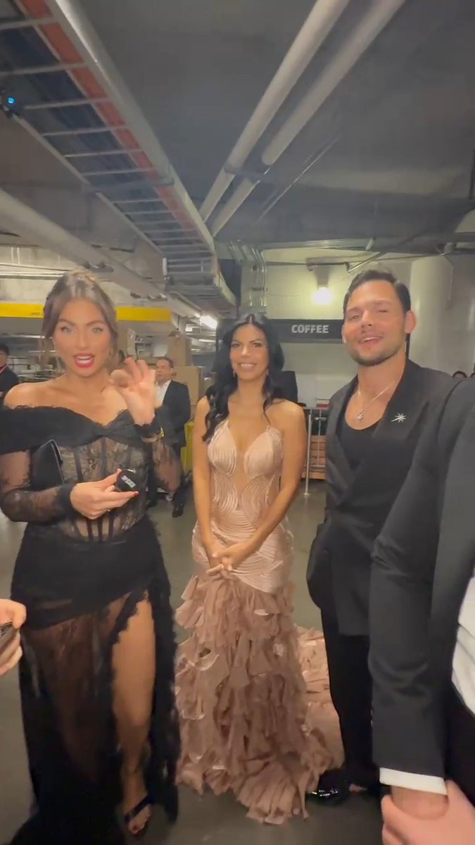 ¡Viviendo al máximo la fiesta de la música latina! 🎉 Emmanuel Palomares, Africa Zavala y Claudia Martín disfrutan cada momento de #PremioLoNuestro. ✨🎶 #BTS #ShowDay