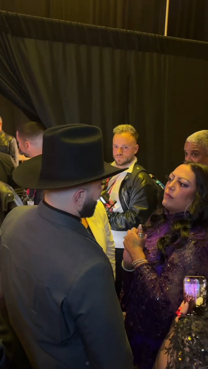 Momentos mágicos detrás del escenario de #PremioLoNuestro 😍🎶 ¡La magia de la música latina en su máxima expresión con La India y CARIN LEON! #ShowDay #BTS
