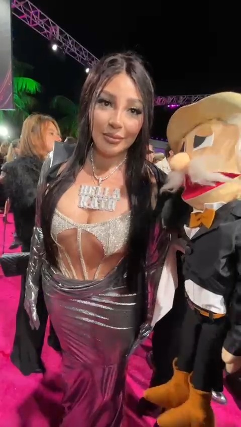 ¿Qué opinas del look de Bellakath 👸🏻 en #PremioLoNuestro? 🔥 ¡#DonNeto no perdió detalle y estuvo al tanto de todo en la #RedCarpet! 👀✨ #ShowDay