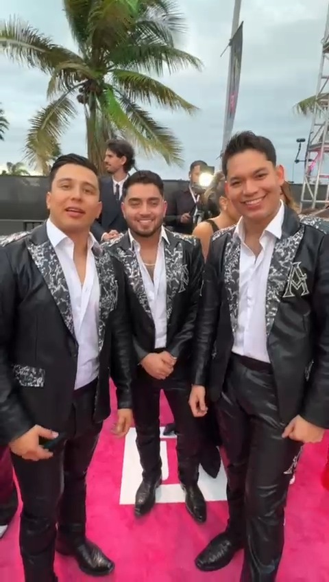 Estrenando traje y con la mejor actitud, así llegó La Arrolladora a #PremioLoNuestro. ✨🔥 #RedCarpet! #ShowDay #BTS