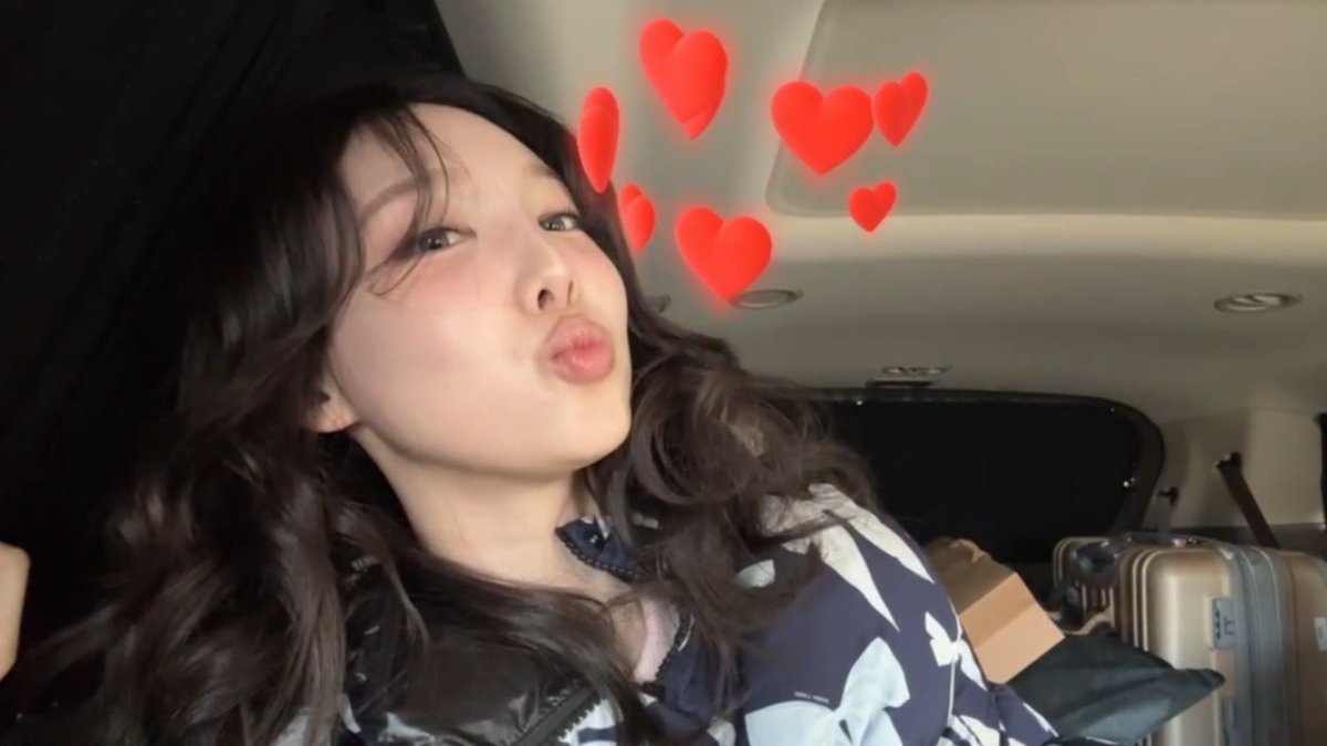 NAYEON WITH THE HEART FILTERS SHE'S SO PRETTY AND CUTE