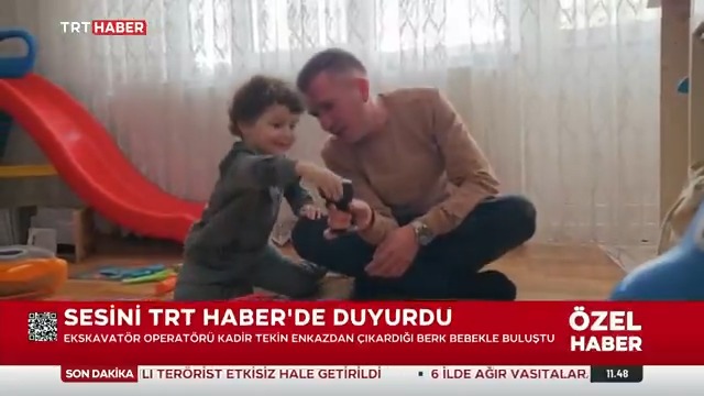 Berk bebek kahramanıyla buluştu. Devlet Su İşleri operatörü Kadir Tekin, Hatay'da enkazdan kurtardığı bebeğe duyduğu özlemi TRT Haber'e anlatmıştı. Haberi izleyen Özdemir ailesi TRT Haber'e ulaştı, Berk bebek ve Tekin İstanbul'da kavuştu.