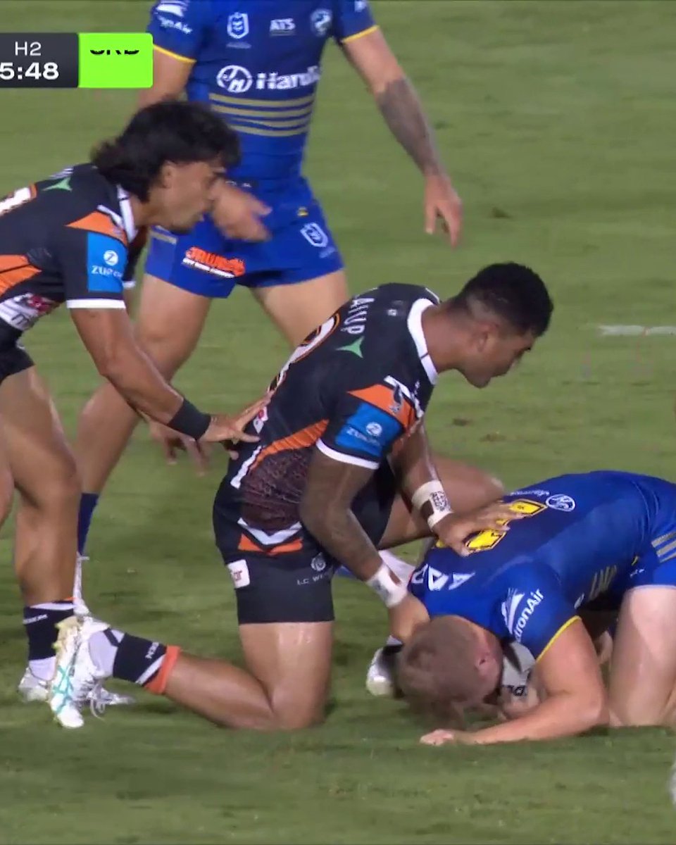 Jeral Skelton goes WHACK 💥 #NRLTigersEels