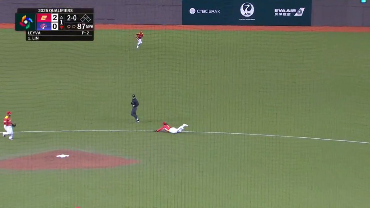 Full extension from Carlos Colmenarez 😳 Team Spain came to play! #WorldBaseballClassic