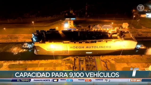 El portavehículos más grande del mundo, el Hoegh Aurora, realiza su tránsito por el Canal de Panamá. El buque tiene capacidad para transportar 9 mil autos.