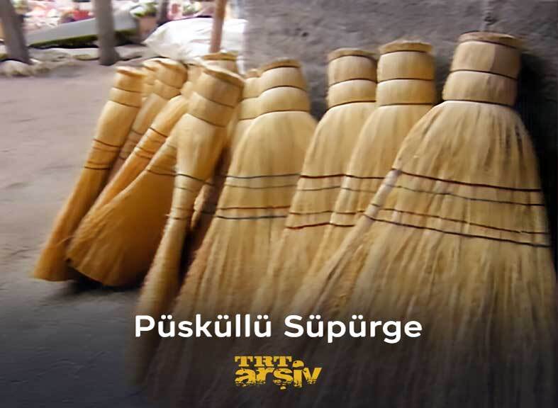 Süpürge deyip geçmeyin, toz ve yer kirlerinin can düşmanı onlar. Peki, süpürge dendiğinde aklına püsküllü süpürge gelenler burada mı? 🧹 #TRTArşiv