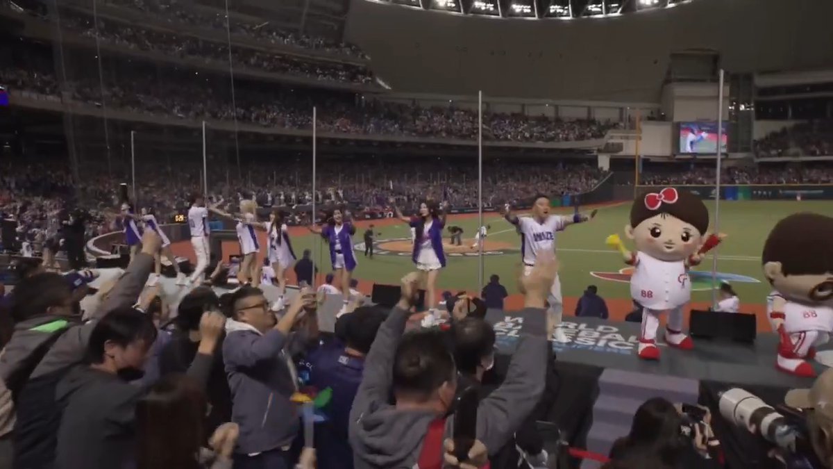 Yu Chang sends the Chinese Taipei fans into a frenzy! #WorldBaseballClassic