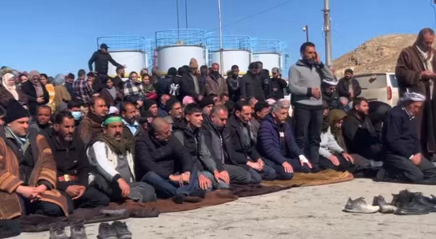 Türk saldırılarını protesto etmek amacıyla Tişrin Barajı'na giden kuzey ve doğu Suriye halkı, Türk savaş uçaklarının bombardımanı altında Cuma namazını kılıyor. Erdoğan doğrudan Müslümanları bombalıyor ve İslam adına konuşuyor. Onların terörü moralimizi bozmaz