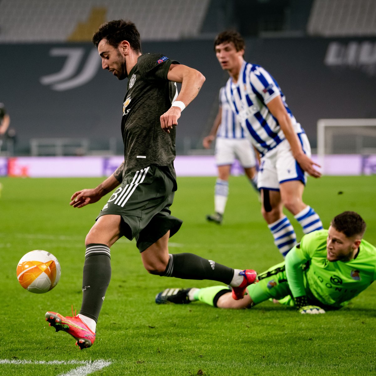 Throwback to this 𝐈𝐍𝐂𝐑𝐄𝐃𝐈𝐁𝐋𝐄 performance from Bruno Fernandes against Real Sociedad in 2021 😮‍💨🔥🇵🇹