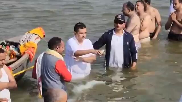 शुवेंदु अधिकारी कुंभ में पूरी श्रद्धा से स्नान कार्य कर रहे है। उन्ही के राज्य की CM इसी कुंभ को मृत्यु कुंभ कहकर बुलाती है। 2026 बंगाल चुनाव सिर्फ चुनाव नहीं दो विचारधाराओ का सीधा टकराव है। भगवा को बंगाल में लहराना ही होगा।