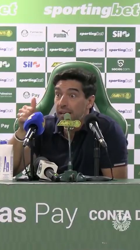 Que aula, Patrão! Na coletiva de ontem, Abel Ferreira opinou sobre a qualidade dos campos no futebol brasileiro. Assista à entrevista completa na TV Palmeiras Sportingbet 🎥 ➤