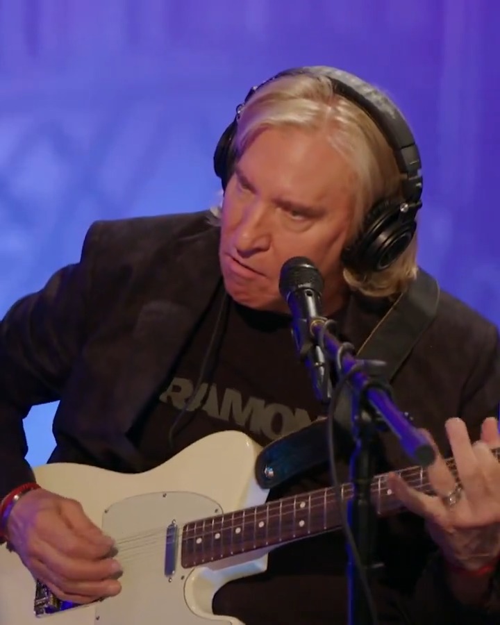 .Joe Walsh shows off his guitar skills with these epic riffs 🎸