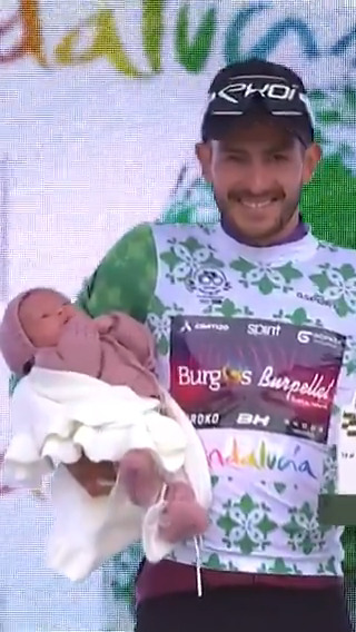 👶🏻😍 David Martin (Burgos Burpellet BH) nos presenta a su hija, Bianca, en pleno podio de la Vuelta a Andalucía El andaluz la ha traído a Pozoblanco con apenas tres semanas. Seguro que será una motivación para este 2025 💪🏻 #LaCasaDelCiclismo | #100VCA