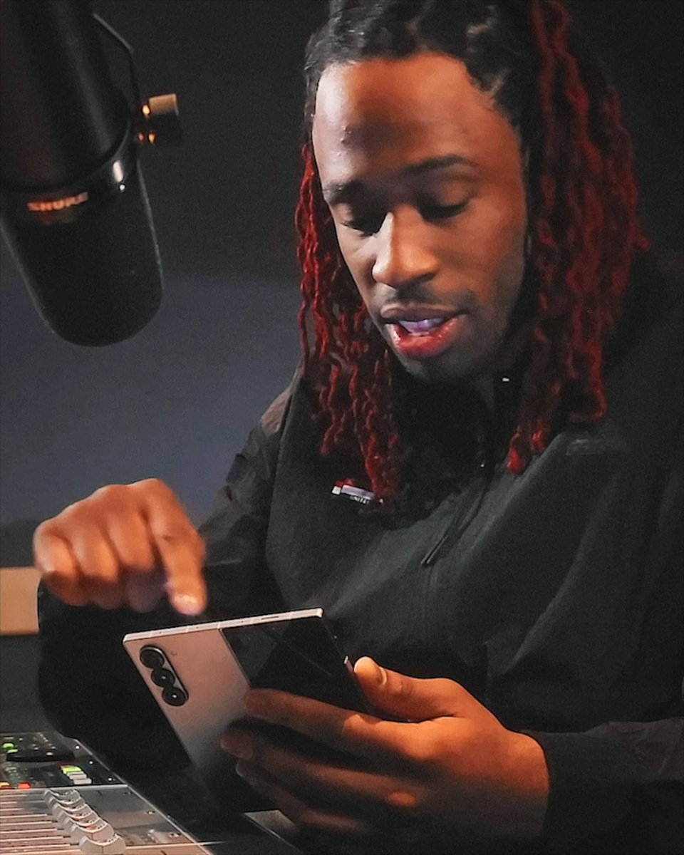 Music created with the help of the Samsung Mobile Galaxy Z Fold6 ➡️ played at Old Trafford See how AVELINO 🌎 uses his Snapdragon powered device to bring his creativity to life on the biggest stages 🙌