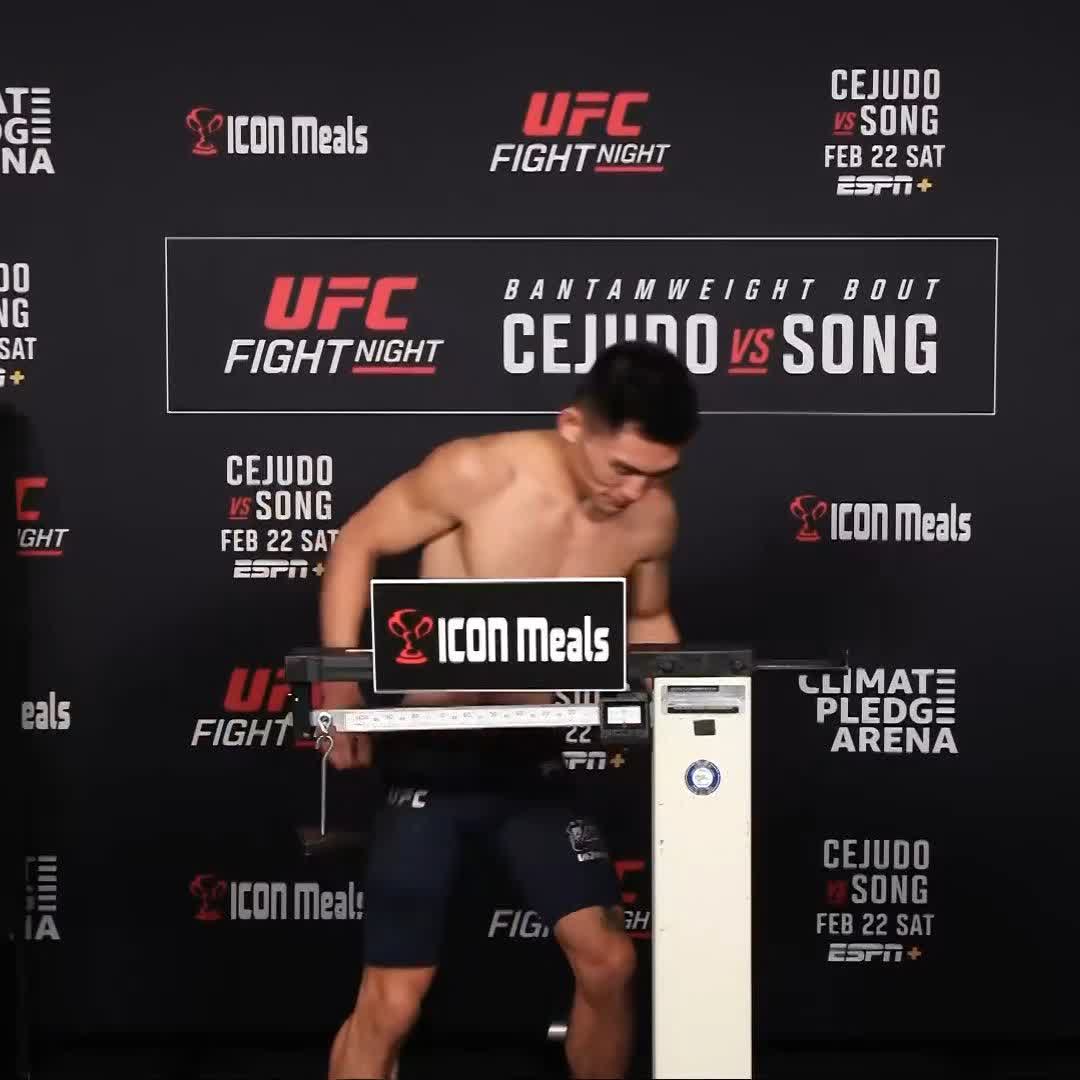 First to the scale 😎 @SongYaDongLFG weighs-in at 136lbs! [ #UFCSeattle | TOMORROW on ESPN+ | 9pmET ]