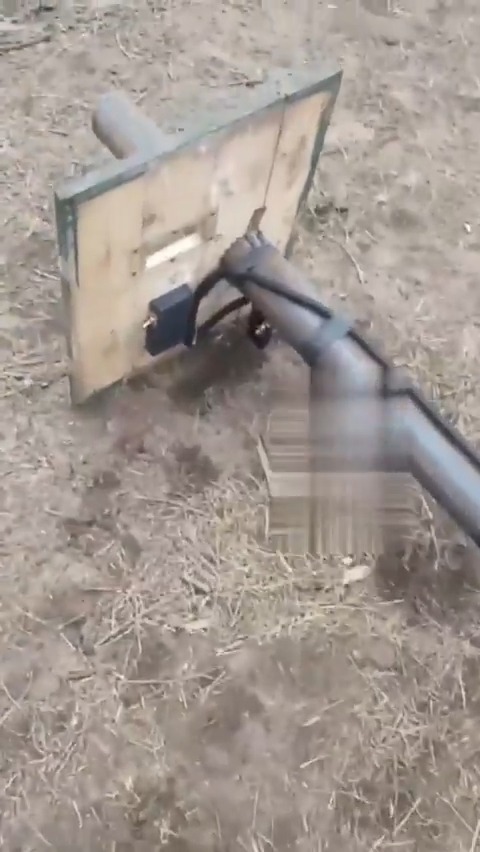 *reportedly* an improvised home made rocket launcher the Russians are using in Ukraine. There's a 0% chance I'd ever fire that thing 😂👀 #ukraine #russia #war #rocket #nope #FAFO #darwin