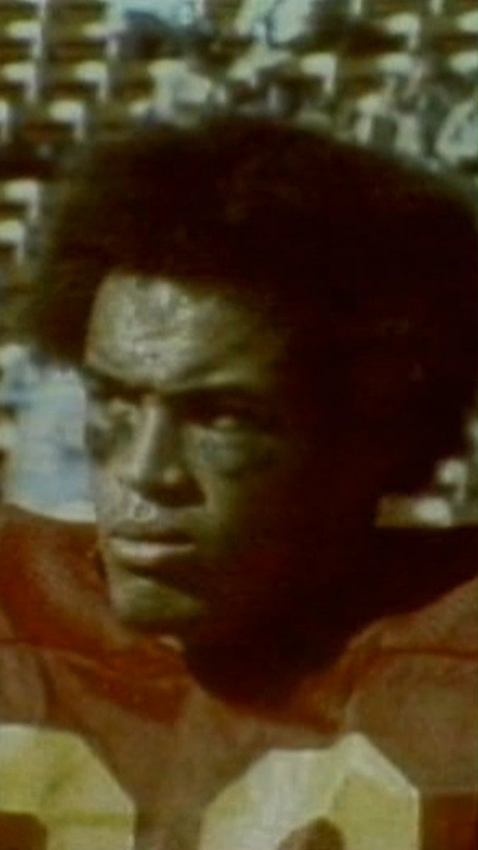 Anthony Davis solidified his place in USC Football ✌️ history with a standout college career that helped the Trojans achieve a 31-3-2 record, three conference titles, and two National Championships. His incredible six career touchdowns on kickoff returns still stand as an NCAA record! 🏈🌟 A key player in USC’s dynasty, Davis helped lead the Trojans to three Rose Bowl victories. #BlackHistoryMonth #USC #Trojans #CFBHALL #FightOn