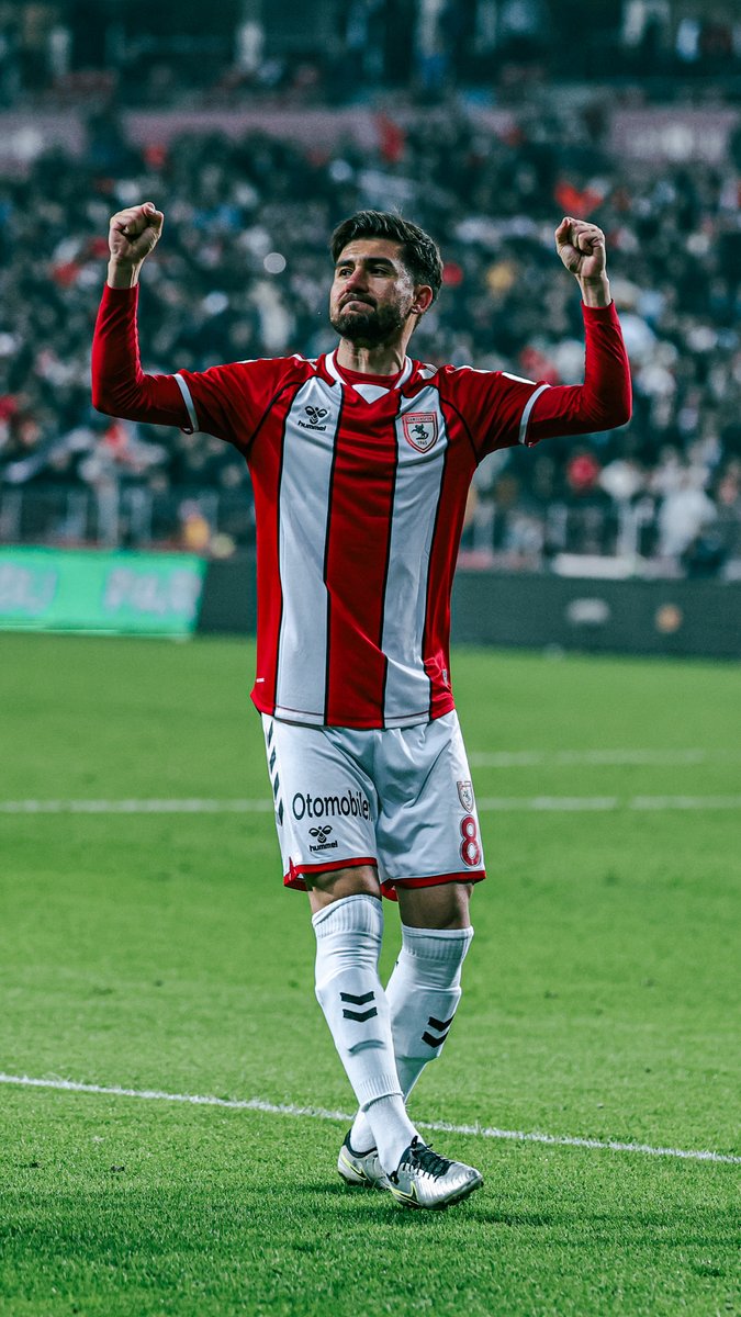 Takımımızın önemli isimlerinden Soner Aydoğdu ile 1 yıl daha! Sahadaki ustalığı, oyun zekâsı ve tecrübesiyle her zaman fark yaratan Soner, yeni sezonda da kırmızı-beyazlı formamızı terletecek. Birlikte nice başarılara! 💪 #SonerAydoğdu #Samsunspor