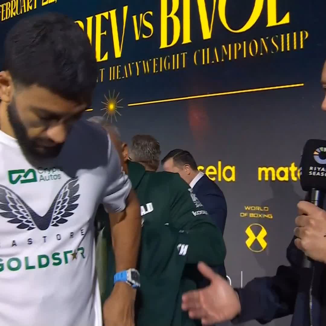 One of the shortest interviews you'll ever see from Hamzah Sheeraz 🤣 #BeterbievBivol2 | #RiyadhSeason | Sky Sports Box Office