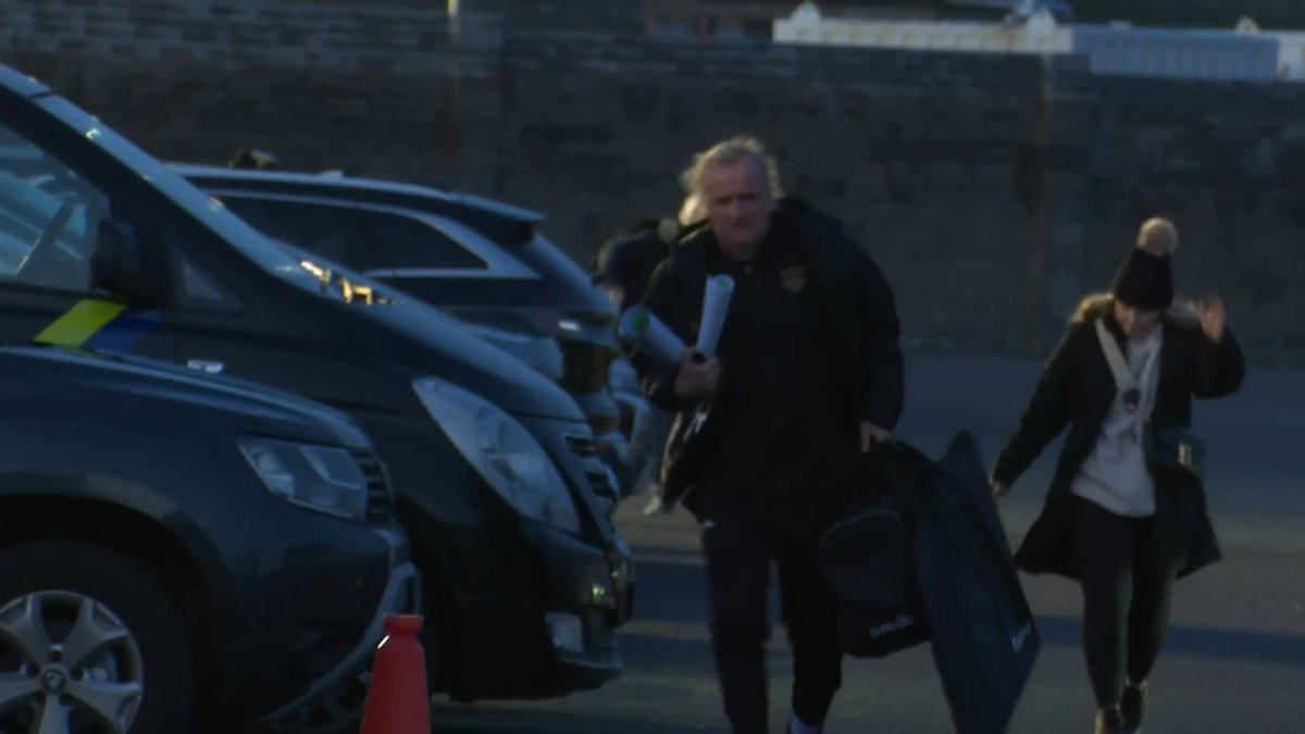 Ollie Horgan. Arriving for the match carrying a tactics board, a gear bag and a load of paper. Some man. #LOI