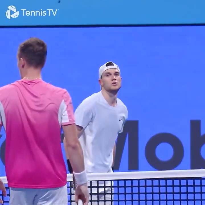 Jack Draper hits an INCREDIBLE shot against Jiri Lehecka in Doha. The most delicate drop shot he could’ve possibly hit. Wow. 😮‍💨