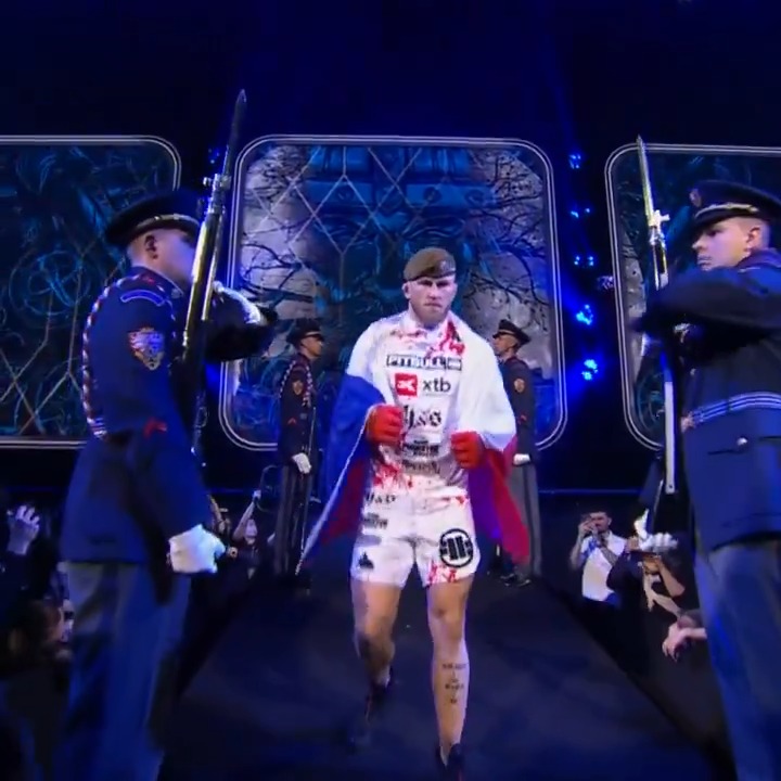 When the Hradní stráž rolls out for your walkout, you know it’s a special night. 🇨🇿 Dominik Humburger steps into the cage with royal honors at XTB #KSW103! 👊🔥 XTB #KSW103 | 🇵🇱 CANAL+ SPORT | 🌍 KSWTV | 🇨🇿 Nova Sport
