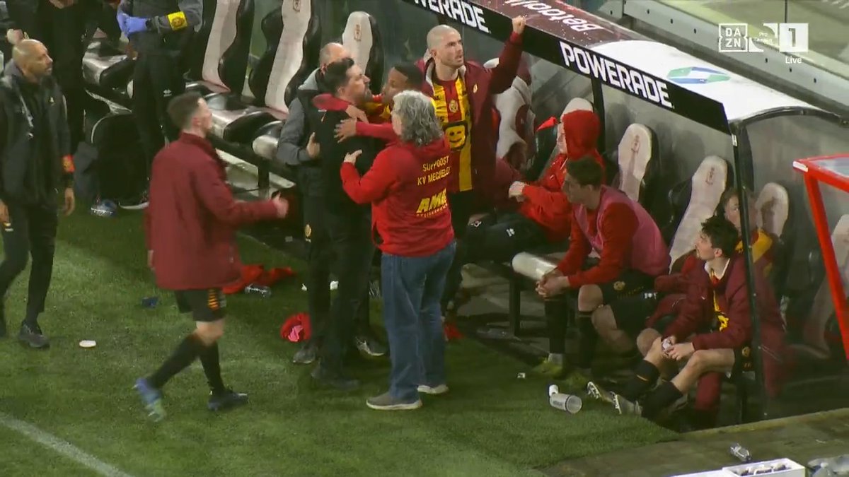😳 | Besnik Hasi moest na de match gekalmeerd worden door zijn eigen spelers. 🗣️❌ #KVMSTV