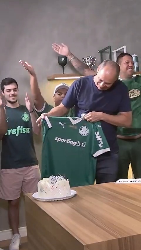 E o parabéns? 🎂 O episódio de hoje do Palmeiras Cast é com o aniversariante do dia! Fala, Evair! 👏 Assista ao bate-papo completo com o ídolo na TV Palmeiras Sportingbet 🐷 ➤
