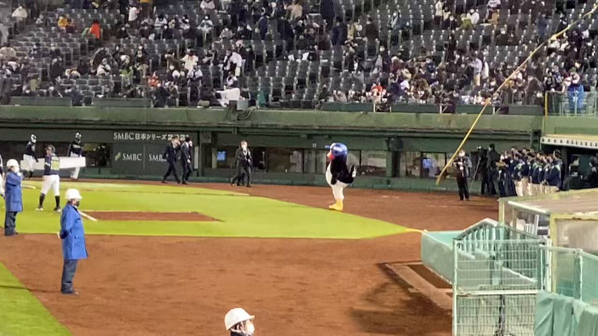 高津監督が言ってる胴上げの場面、たまたま撮ってた。 つば九郎、ホントにありがとう。