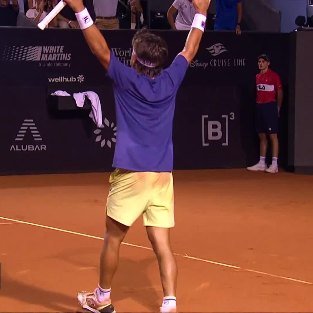 OUT. OF. THIS. WORLD. 🌍 Comesana with a magical moment at the #RioOpen!