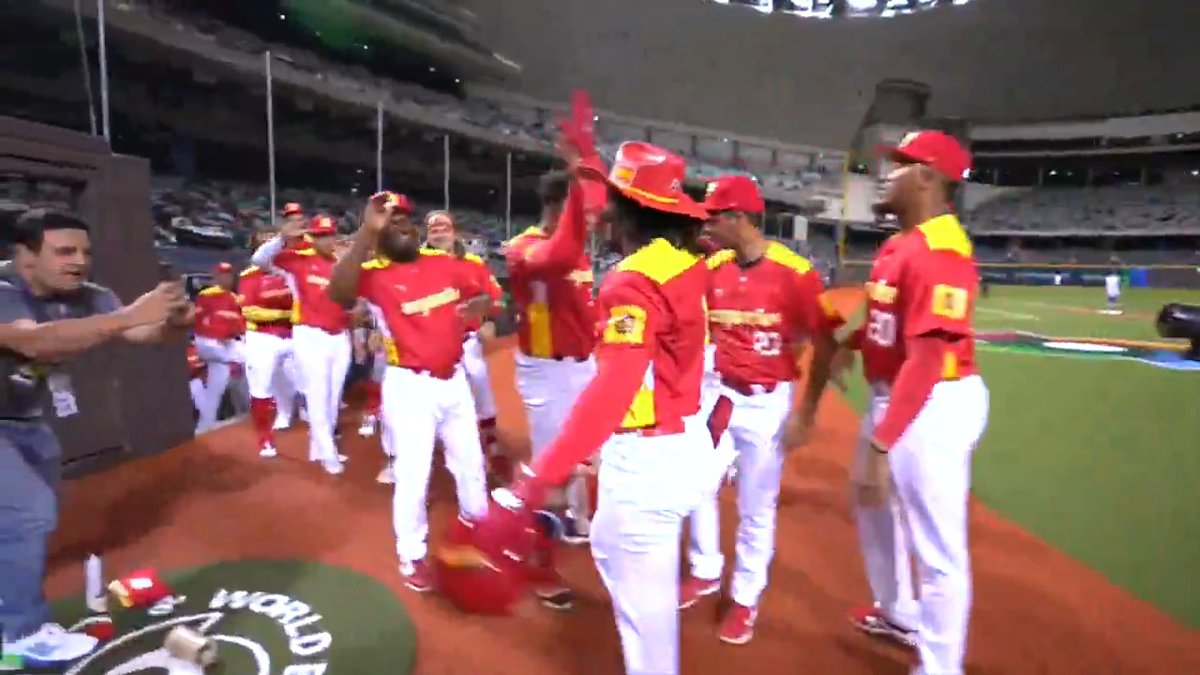 Carlos Colmenarez ties it up with a home run for Team Spain! #WorldBaseballClassic