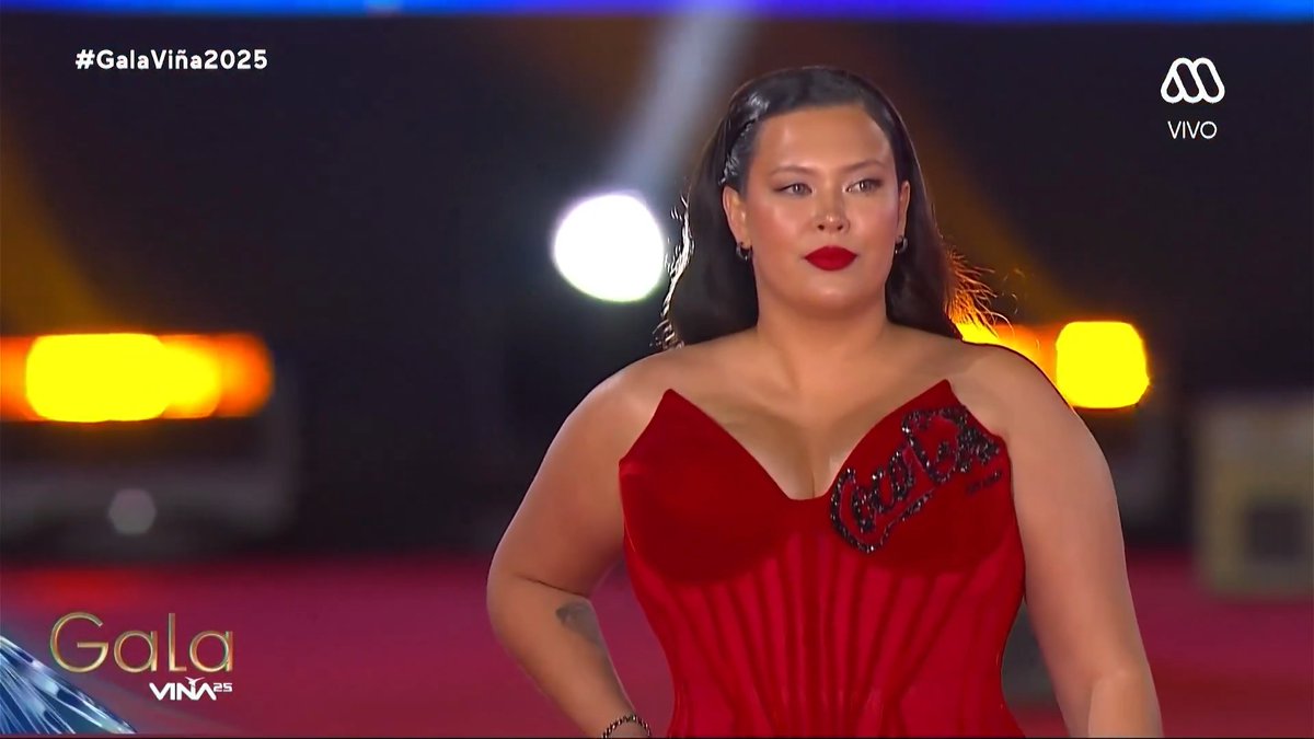 🔴 MICHU PRESENTE: Michelle Carvalho sirviendo carita en la gala 👀 #GalaXMega #GalaViña2025 #MichelleCarvalho