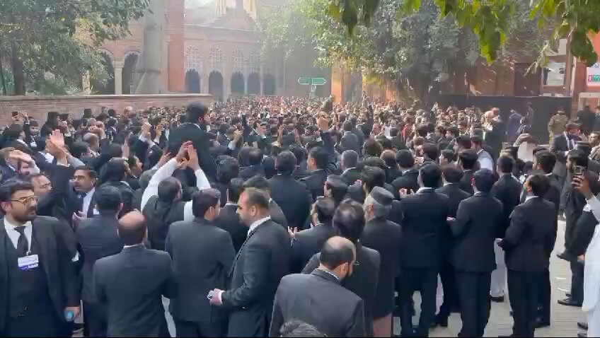 چور چوکیداروں کو آئین کے غداروں کو ایک دھکا اور دو