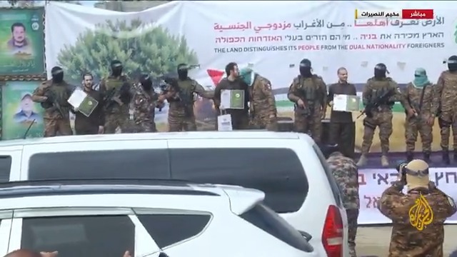أحد الأسرى الإسرائيليين المفرج عنهم يقبّل رأس اثنين من عناصر كتائب القسام خلال مراسم تسليم الأسرى للصليب الأحمر في مخيم النصيرات وسط #غزة #حرب_غزة #الأخبار